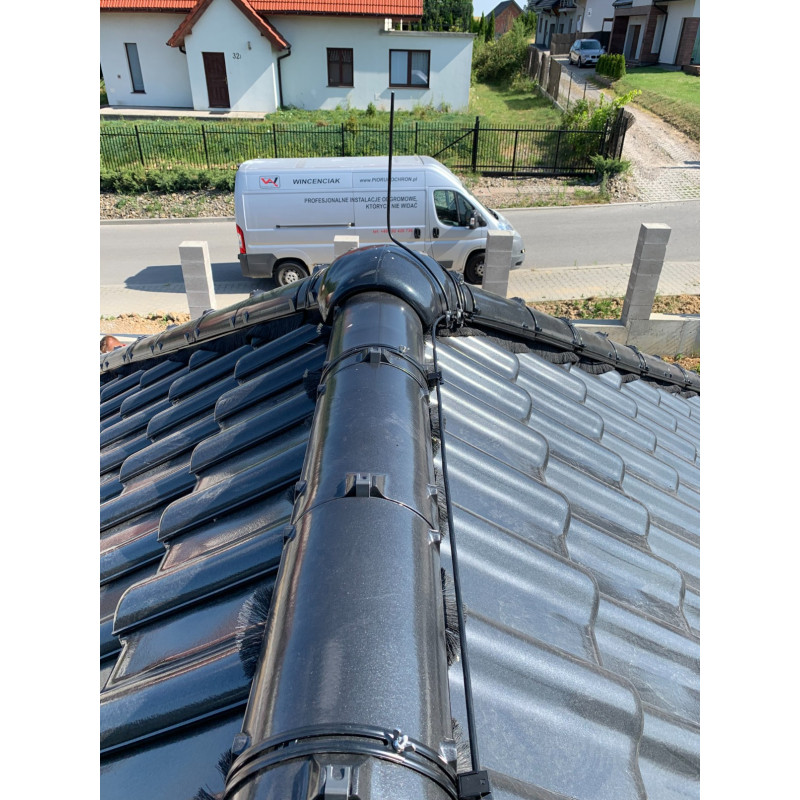 Regulowany uchwyt przewodu odgromowego